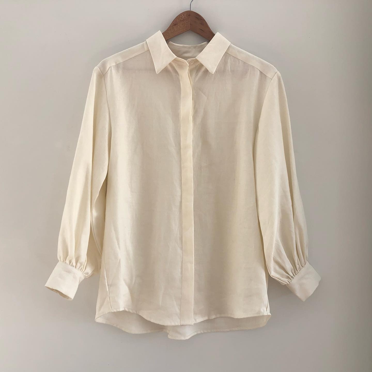 Mes Gathered Linen Shirt in Ivory