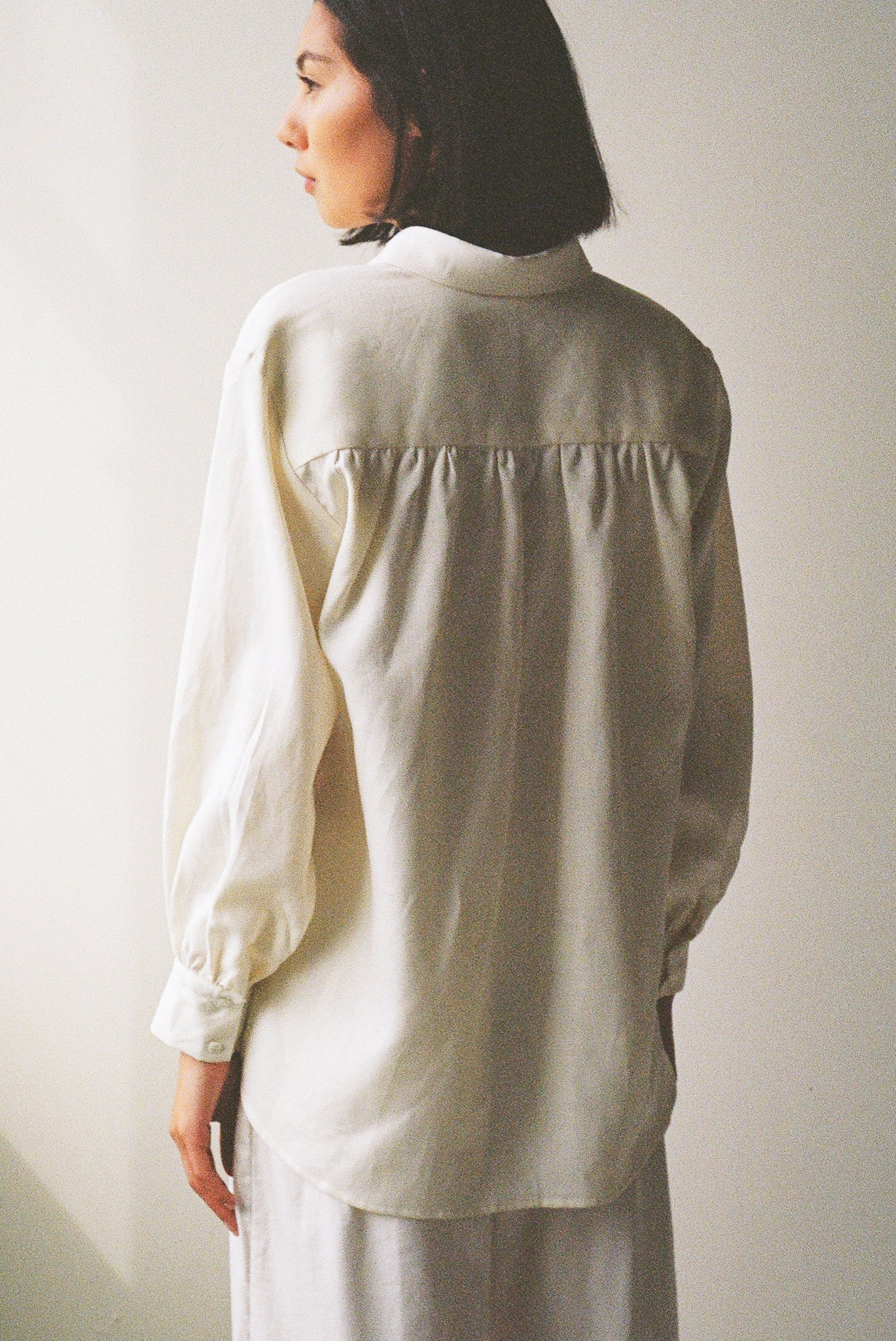 Mes Gathered Linen Shirt in Ivory